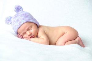Miminko po narození prospí až 20 hodin denně