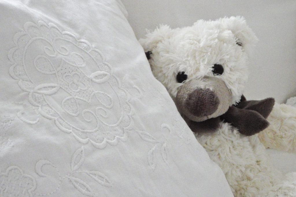 Plyšový medvídek je pro dítě skvělým kamarádem ke spaní